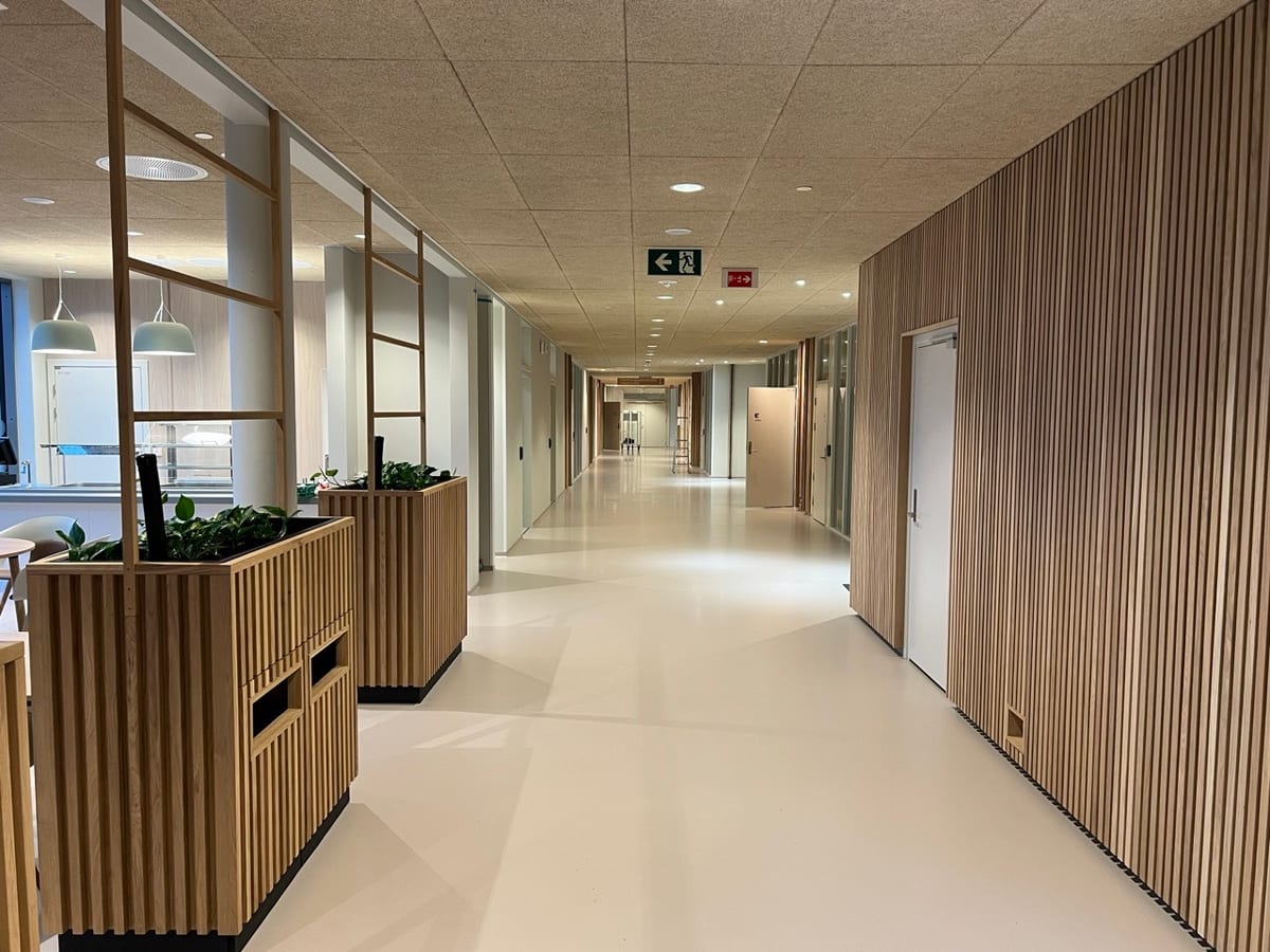 Sømløst, lyst gulv i moderne helsebygg